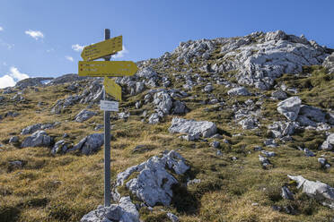 Wanderzeichen auf dem Berg bei Windscharte, Österreich - ZCF01016