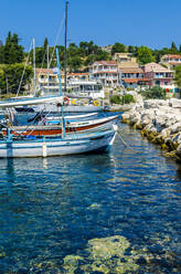 Fischerboote im Hafen von Kassiopi, Korfu, Griechenland - MHF00534