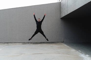 Mann springt beim Training gegen die Wand - FMOF01270