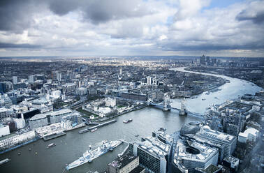Vereinigtes Königreich, London, Tower Bridge und die Themse, Luftaufnahme - AJOF00659