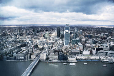 Vereinigtes Königreich, London, Finanzviertel mit dem Walkie Talkie Building und der Themse, Luftaufnahme - AJOF00660
