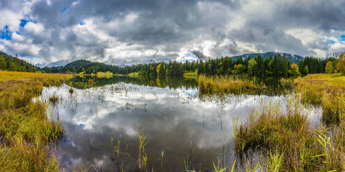 Bewölkter Himmel spiegelt sich im Geroldsee - WGF01379