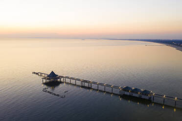 Deutschland, Usedom, Seebrücke im Meer bei Sonnenuntergang, Luftaufnahme - WDF06390