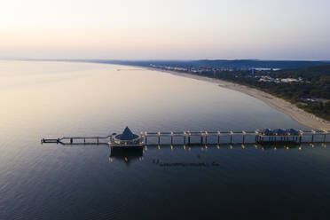 Deutschland, Usedom, Seebrücke im Meer bei Sonnenuntergang, Luftaufnahme - WDF06392