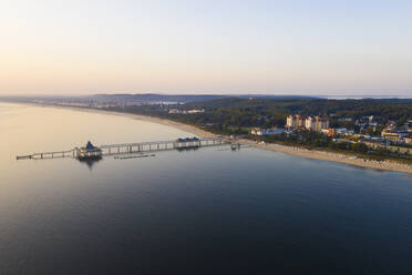 Deutschland, Usedom, Seebrücke und Ferienanlage bei Sonnenuntergang, Luftaufnahme - WDF06397