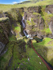 Landschaftlicher Blick auf den Fluss Fjadra, der durch die Schlucht Fjadrargljufur fließt - LAF02576