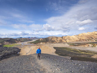 Einsamer Wanderer, der auf die Kamera zugeht, in Landmannalaugar - LAF02581