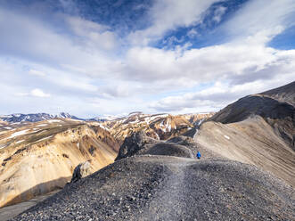 Einsamer Wanderer in Landmannalaugar - LAF02583