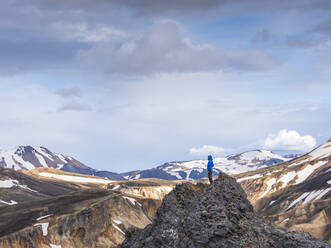 Wanderer auf dem Gipfel eines vulkanischen Hügels in Landmannalaugar - LAF02586