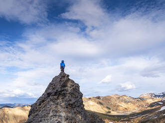 Wanderer auf dem Gipfel eines vulkanischen Hügels in Landmannalaugar - LAF02589