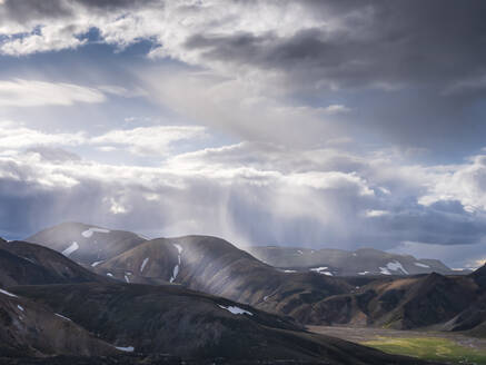 Blick auf weiße Wolken über der vulkanischen Landschaft von Landmannalaugar - LAF02591