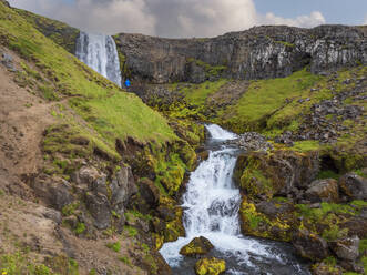 Der Wasserfall Svodufoss plätschert die Klippe hinunter, Island - LAF02597