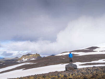 Männlicher Wanderer steht auf einem Felsen im Snaefellsjokull Nationalpark, Island - LAF02605