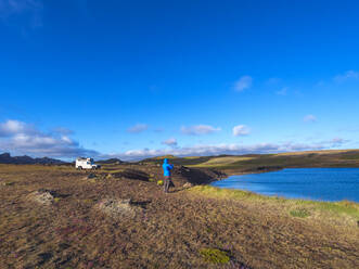 Männlicher Tourist bei der Erkundung eines Kratersees, Reykjanes, Krysuvik, Island - LAF02621