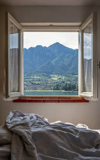 Bergkette durch das Schlafzimmerfenster gesehen - MAMF01419