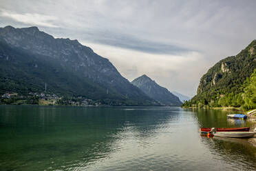 Idyllischer Blick auf den Idrosee vor der Bergkulisse - MAMF01430