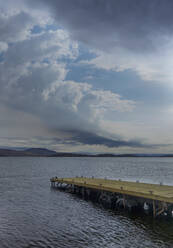 Steg am Loch Fyne und bewölkter Himmel, Schottland - AJOF00666