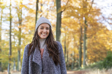 Schöne Wanderin im Herbst im Wald von Cannock Chase - WPEF03692