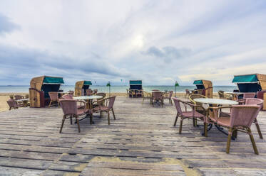 Leere Strandpromenade mit Stühlen und Tischen - THAF02937