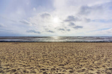 Leerer Strand und ruhiges Meer - THAF02938