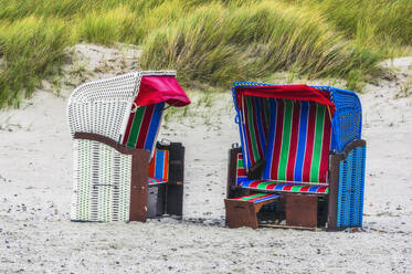 Altmodische Strandkörbe mit Kapuze am Strand - THAF02939