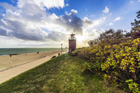 Strand und Leuchtturm bei Sonnenuntergang - THAF02961