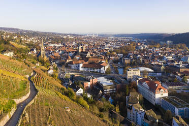 Deutschland, Baden-Württemberg, Esslingen, Weinberge und Stadt, Luftaufnahme - WDF06400