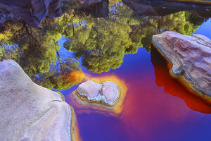 Rotes Wasser des Rio Tinto, gefärbt durch gelöste Mineralien, hauptsächlich Eisen - DSGF02316