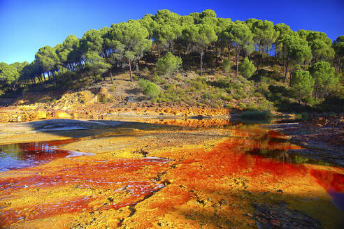 Landschaft mit rotem Wasser des Rio Tinto, gefärbt durch gelöste Mineralien, hauptsächlich Eisen - DSGF02318