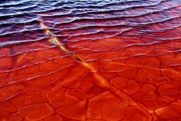 Rotes Wasser des Rio Tinto, gefärbt durch gelöste Mineralien, hauptsächlich Eisen - DSGF02326