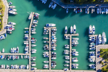 Luftaufnahme der Bootsreihen im Yachthafen von Santa Ponca, Mallorca - AMF08768