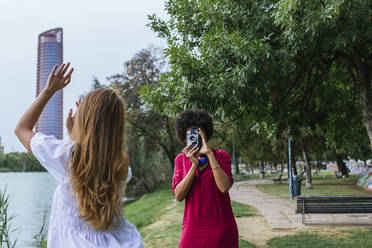 Freunde, die sich gegenseitig fotografieren - CAVF90597