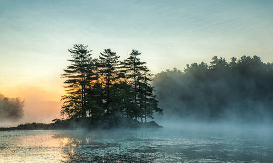 Morgens aufsteigender Nebel über einem See in Ontario, Kanada. - CAVF90655