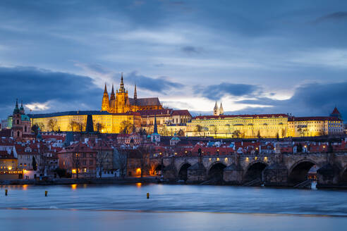 Abendlicher Blick auf die Prager Burg über die Moldau. - CAVF90671