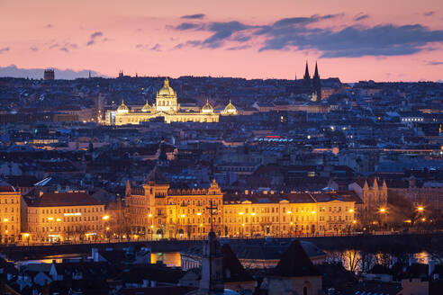 Sonnenaufgangsansicht des Nationalmuseums im Zentrum von Prag vom Hradschin aus. - CAVF90672