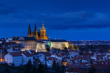 Abendlicher Blick auf die Prager Burg vom Petrin-Hügel aus, Tschechische Republik. - CAVF90673