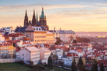 Sonnenaufgangsansicht der Prager Burg vom Petrin-Hügel aus, Tschechische Republik. - CAVF90676