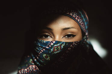 Junge Frau trägt einen Hijab - CAVF90699