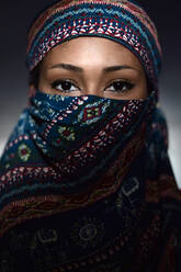 Junge Frau trägt einen Hijab - CAVF90702