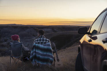 Paar beobachtet die Sonne, die über dem Horseshoe Canyon verblasst - CAVF90719