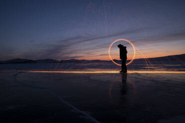 Feuer über dem Baikalsee bei Sonnenaufgang - CAVF90735