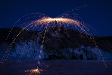 Feuer bei Nacht über dem Baikalsee - CAVF90736