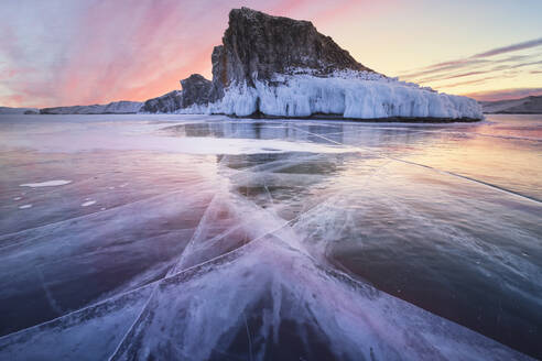 Bunter Sonnenuntergang über sauberem Eis im Baikalsee - CAVF90739