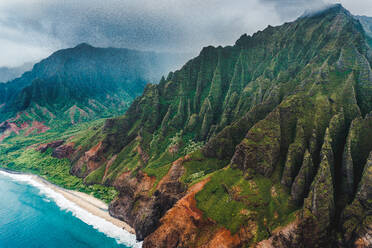 Luftaufnahme der Na Pali Coast im Norden von Kauai (Hawaii) - CAVF90754