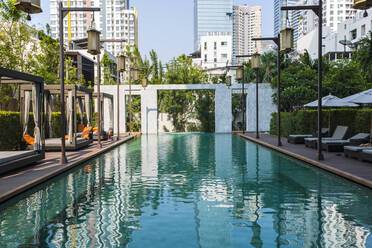 Swimmingpool in einer luxuriösen Wohnanlage in Bangkok - CAVF90763