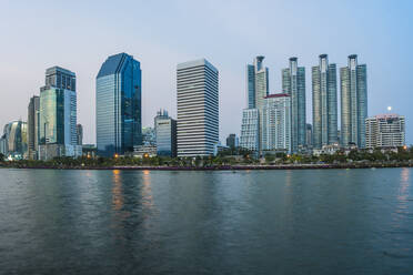 Luxuriöse Eigentumswohnung im Benjakitti-Park in Bangkok - CAVF90764