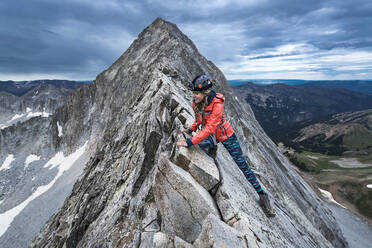 Lächelnde Wanderin, die im Winter den Capitol Peak besteigt - CAVF90777