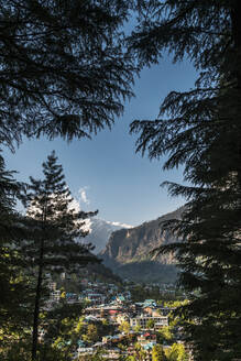 India, Himachal Pradesh, Manali, Town in mountain valley on sunny day - JMPF00703