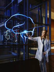 Ärztin malt Gehirn im Labor im Krankenhaus - RORF02420