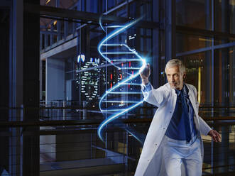 Männlicher Arzt bei der DNA-Analyse im Labor eines Krankenhauses - RORF02476
